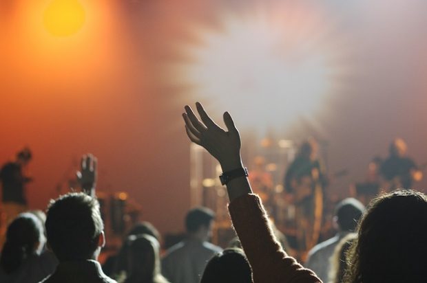 コンサートやライブでは歌や演奏を聴く前提である