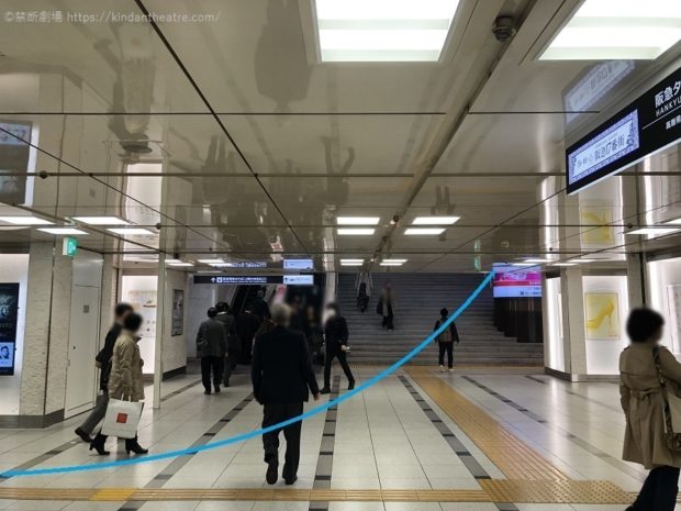 阪急大阪梅田駅中央改札口1階エリアに向かい階段・エスカレーターを利用する