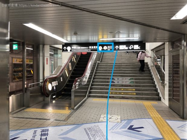地下鉄御堂筋線梅田駅ホームより1～5番出口を目指してすすむ