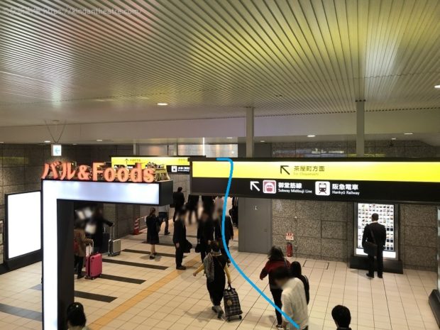 「JR大阪駅から地下鉄御堂筋線への連絡通路をすすむ