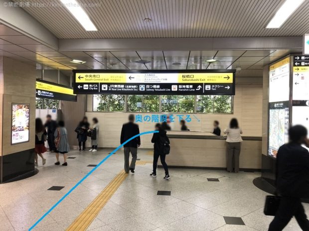 JR大阪駅桜橋口奥の階段を降りる