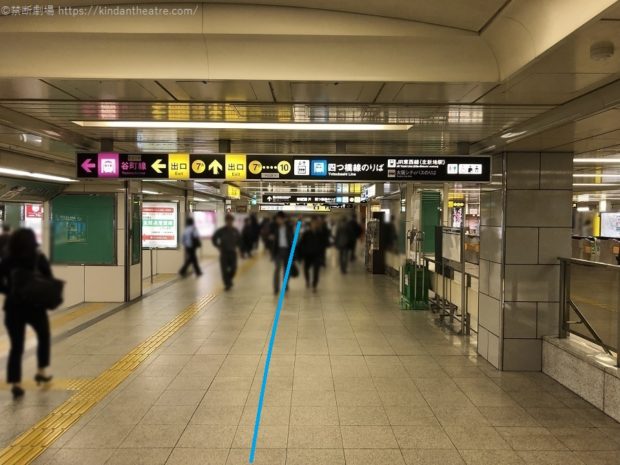 地下鉄西梅田駅ホームに沿うように地下通路を進む