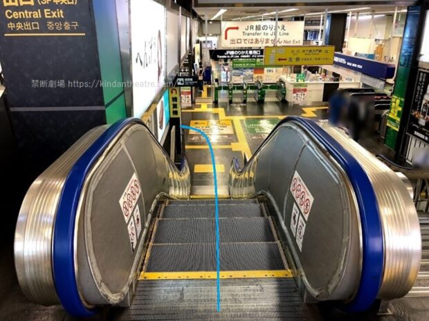 東京モノレール浜松町駅3階中央口へと続く下りエスカレーター