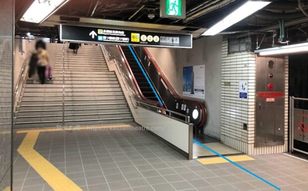 心斎橋駅ホーム　2号出口へ向かうエスカレーター