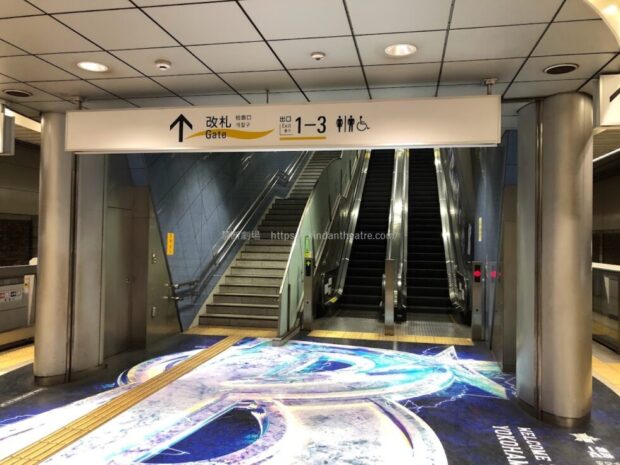 みなとみらい線日本大通り駅ホーム　階段とエスカレーター