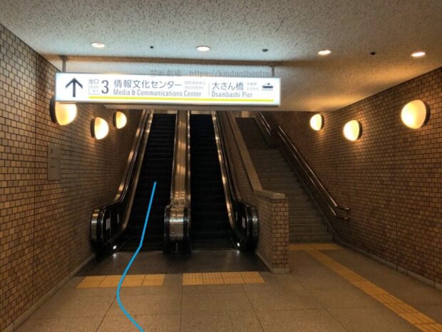 日本大通り駅3番出口エスカレーター