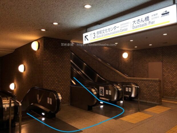日本大通り駅3番出口へ続くエスカレーター