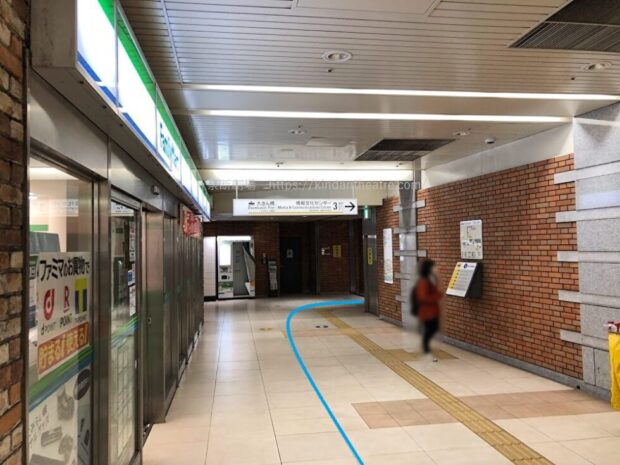 日本大通り駅地下通路ファミリーマート前