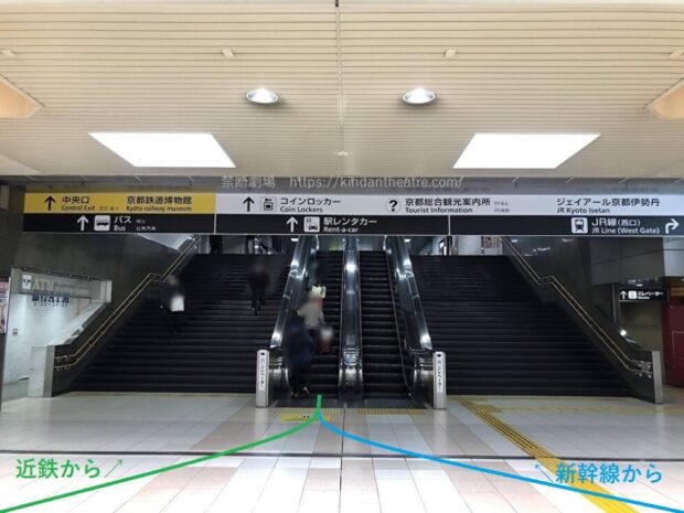 京都駅コンコース　南北自由通路へのエスカレーター　階段