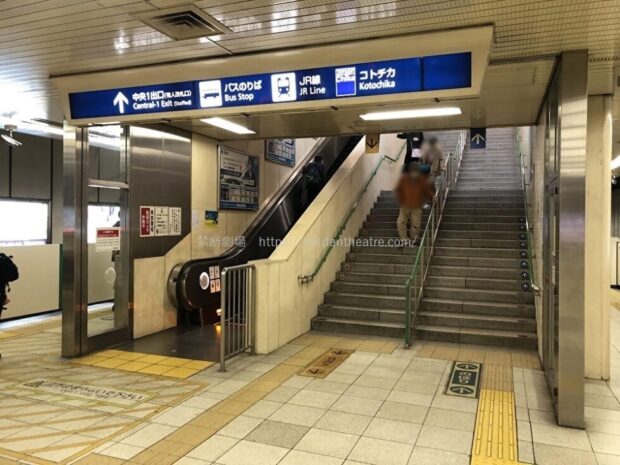 地下鉄京都駅ホーム　中央1改札へ向かう階段